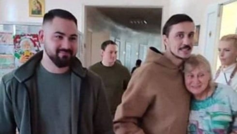 Çıplak partiyle hükümetin hedefi olmuştu... Ünlü şarkıcıdan Ukrayna'ya 'günah çıkarma' turu