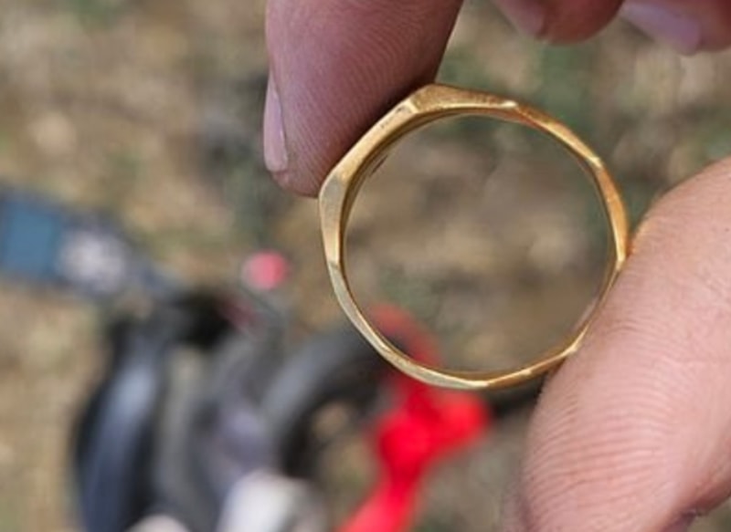 Dedektörle 450 bin TL değerinde ortaçağ yüzüğü buldu!