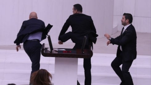 Yine Alpay Özalan, yine kavga... Bu adamın ne işi var Meclis'te