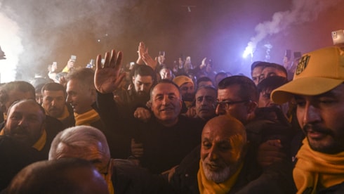 Hakeme saldıran eski başkan kahraman gibi karşılandı!