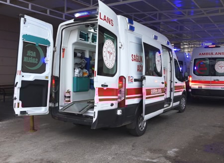 Motosiklet bariyerlere çarptı: 2 ölü