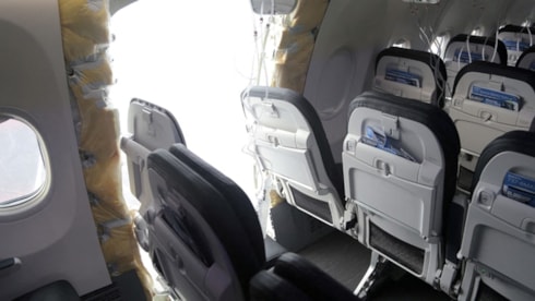 Kopan uçak kapısının yanında oturan yolcudan Boeing'e dava: 'Kemerim olmasa aşağı düşecektim'