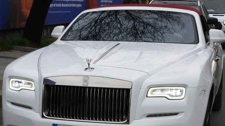 Burak Özçivit'in 50 milyonluk yeni oyuncağı! Yolların tozunu attırdı