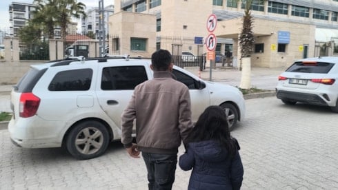 Kızı 'belim ağrıyor' deyince fark etti!