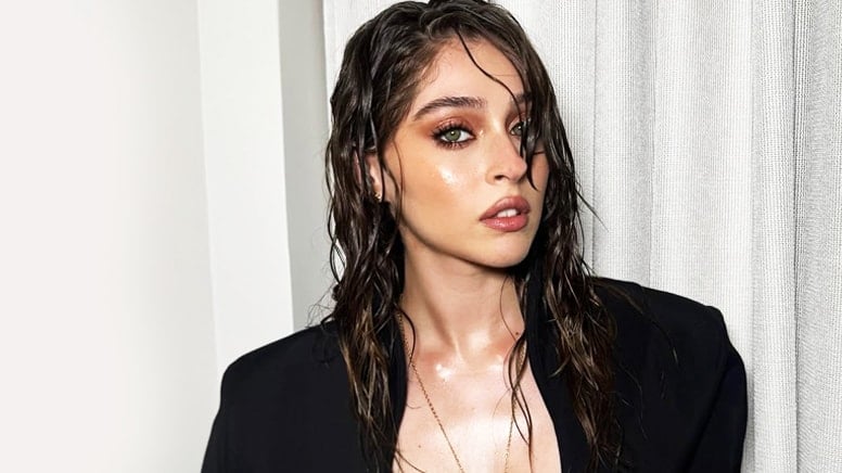 Cemre Baysel biletini aldı, sevgilisinin yanına uçtu