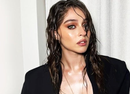 Ünlü oyuncu biletini aldı, Dubai'deki sevgilisinin yanına uçtu