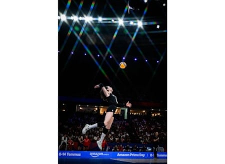 Milli voleybolcu antrenmanda sakatlandı