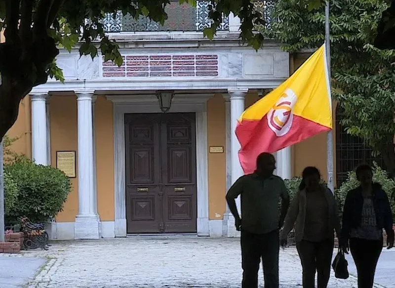 Galatasaray Lisesi'nde Fenerbahçe Logolu Mont Krizi