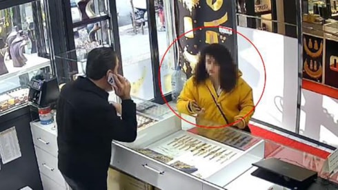 Sahte bilezikleri satmaya çalışırken yakalandı