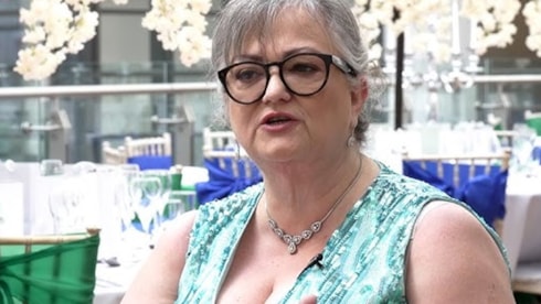 Lotodan servet kazandı, para dağıtıyor