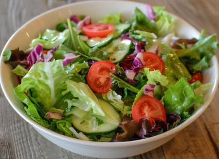 Sadece tokluk hissi yaratmıyor: İşte bu yüzden yemeğinize salata ile başlamalısınız