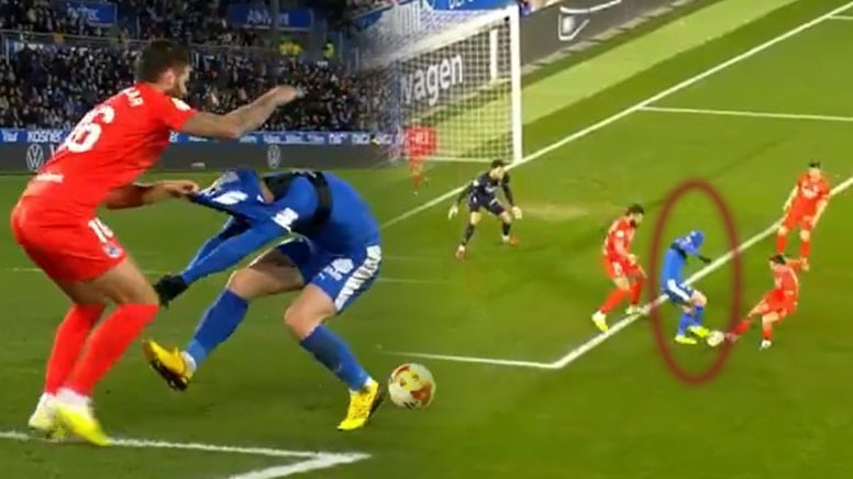 Son 100 yılın en tuhaf penaltısı! Formayı başına geçirdi...