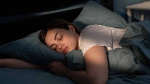 Bu şekilde uyumak körlük riskini artırıyor