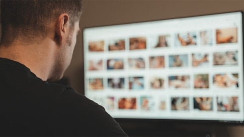 Yetişkin içerik sitesinde kendi görüntülerini görünce şoke oldu