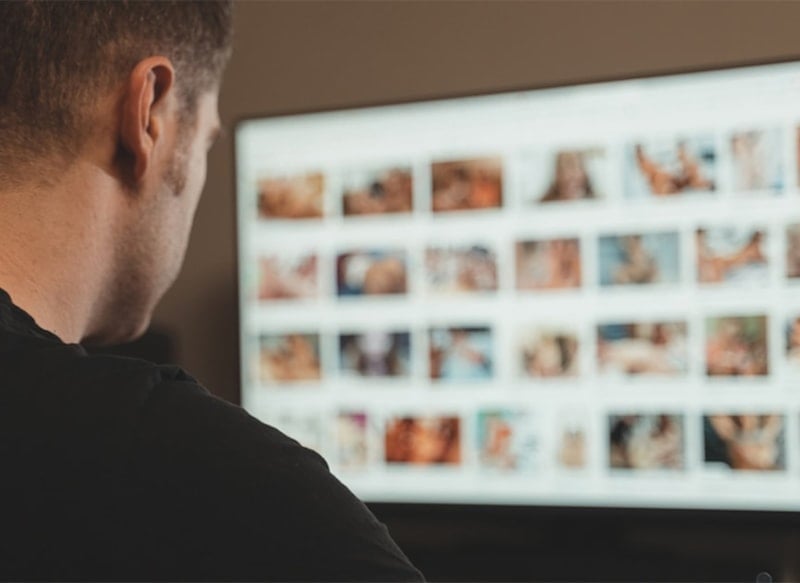 Yetişkin içerik sitesinde kendi görüntülerini görünce şoke oldu