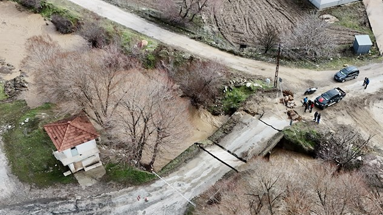Muğla’da dereler taştı: Seki Çayı üzerindeki köprü çöktü