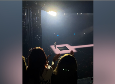 Tarkan sahneden Manifest kızlarına seslendi: Yolunuz açık olsun sizi seviyoruz